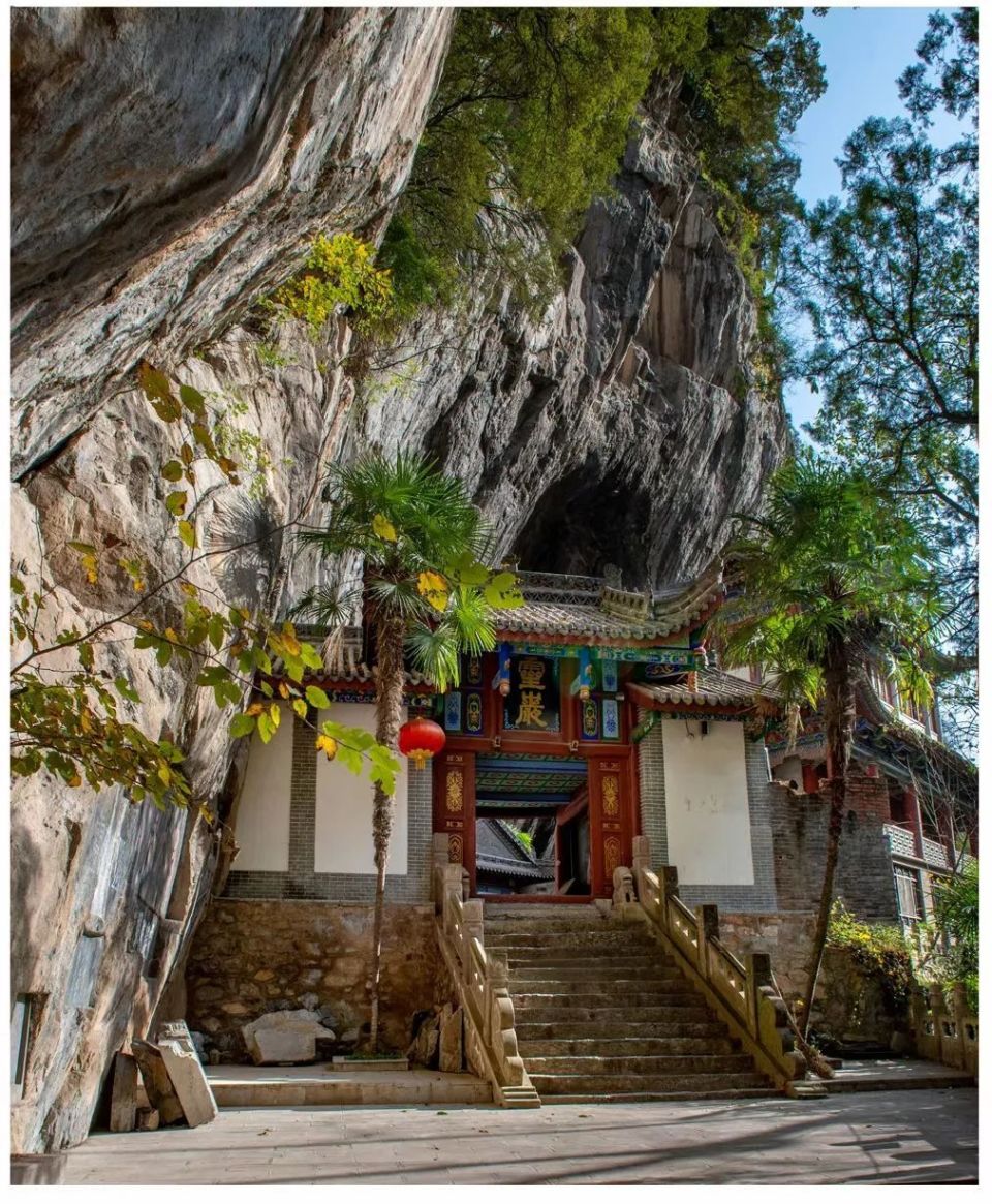 A scenic view of Hanzhong Lingyan Temple Cliff Carvings