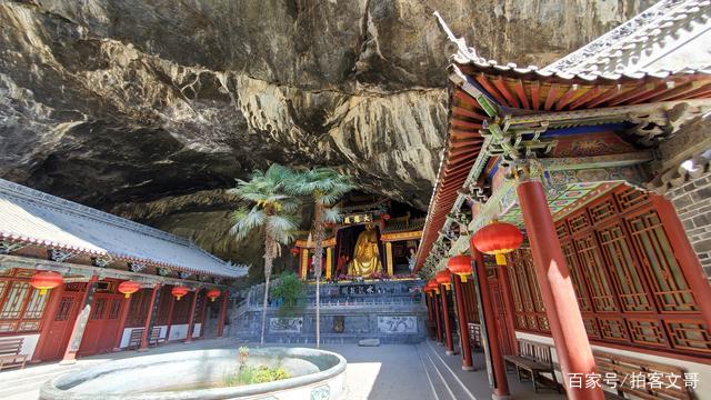 A scenic view of Hanzhong Lingyan Temple Cliff Carvings