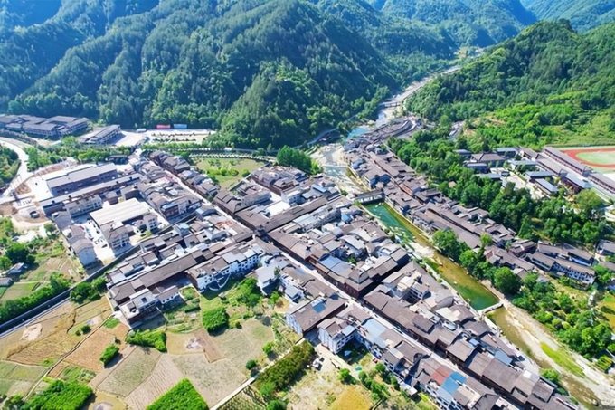 A scenic view of Hanzhong Qingmuchuan Old Street Buildings