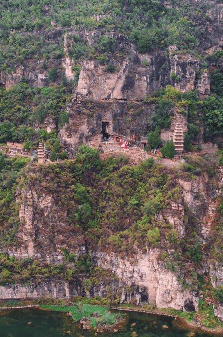 A scenic view of Hebi Xuantiandongshita