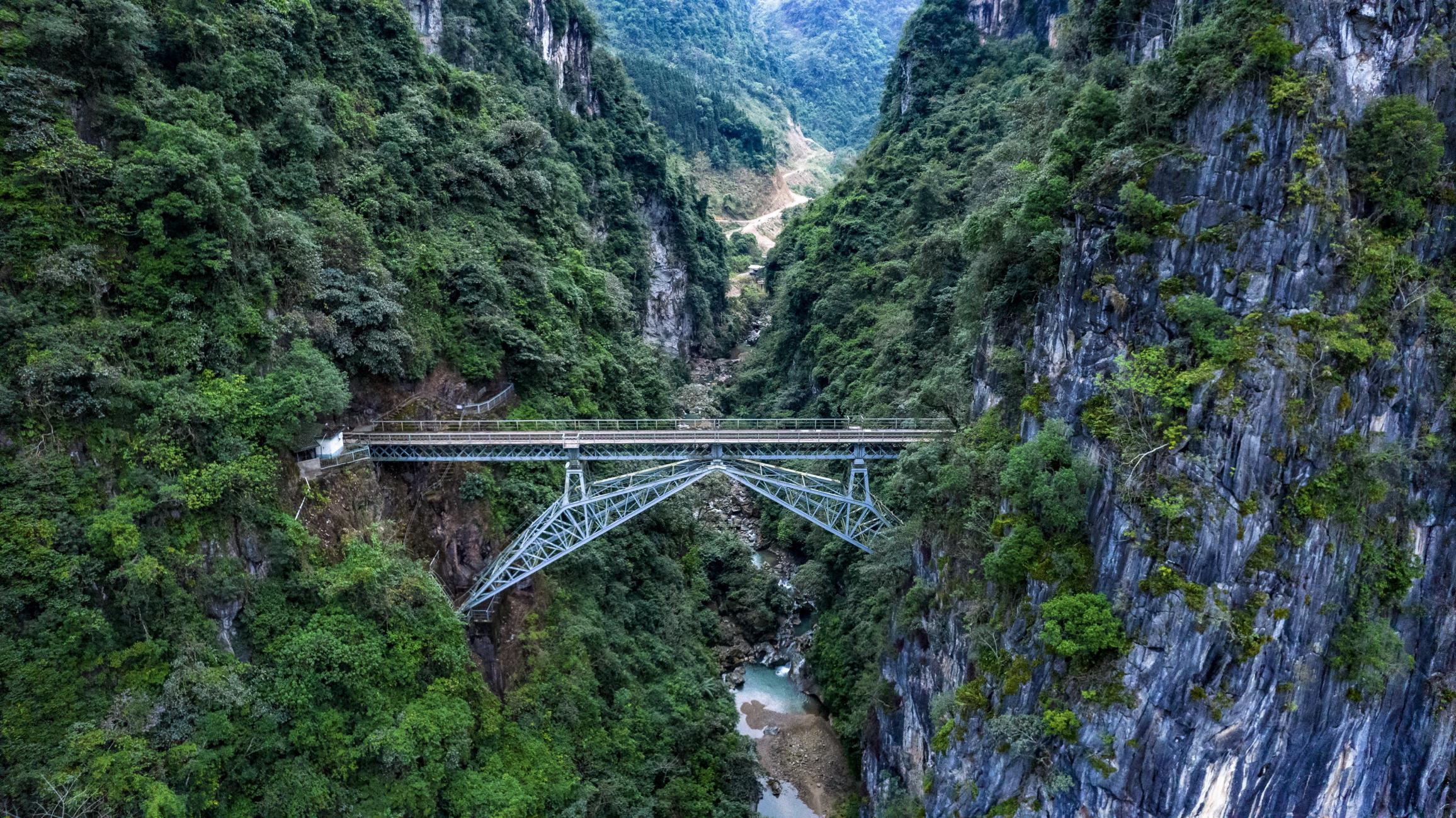 A scenic view of Honghe Huilan Qiaoge