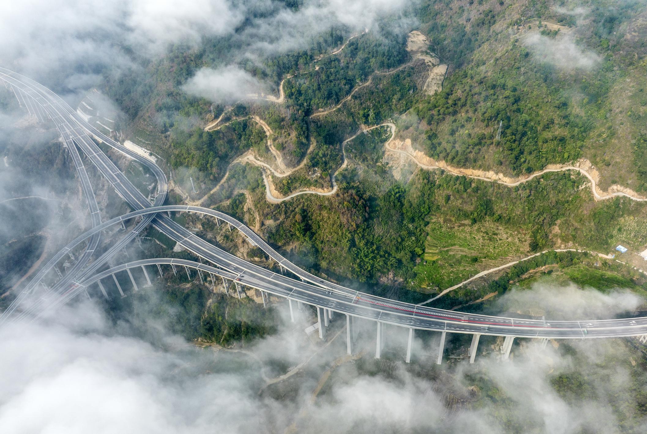 A scenic view of Honghe Kaiyuan Changhongqiao