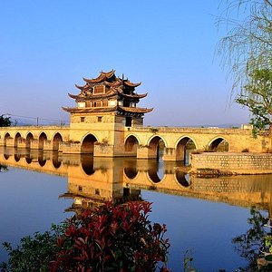 A scenic view of Honghe Luxi Wanshousi Sanfodian