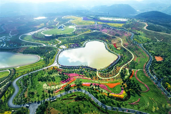 A scenic view of Honghe Luxi Wanshousi Sanfodian