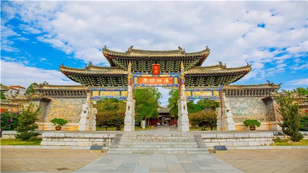 A scenic view of Honghe Qihelou
