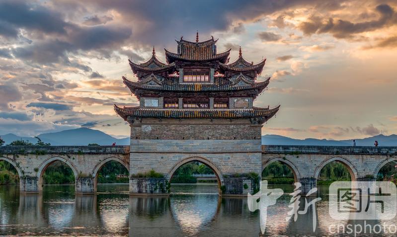 A scenic view of Honghe Shuanglongqiao
