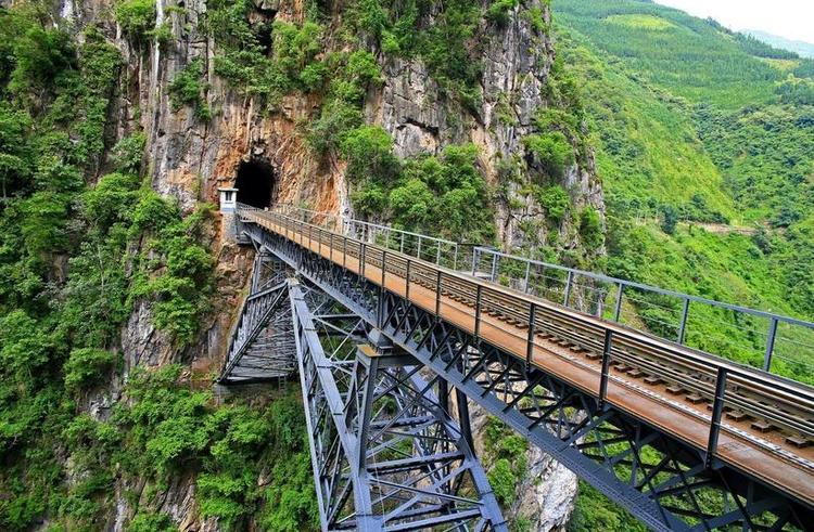 A scenic view of Honghe Wujiazhai Tieluqiao