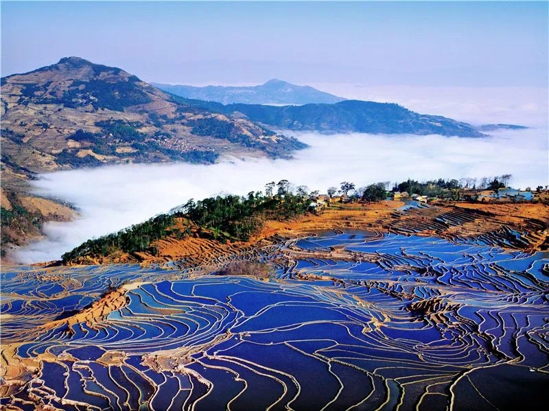A scenic view of Honghe Zhoujia Zhaiyuan