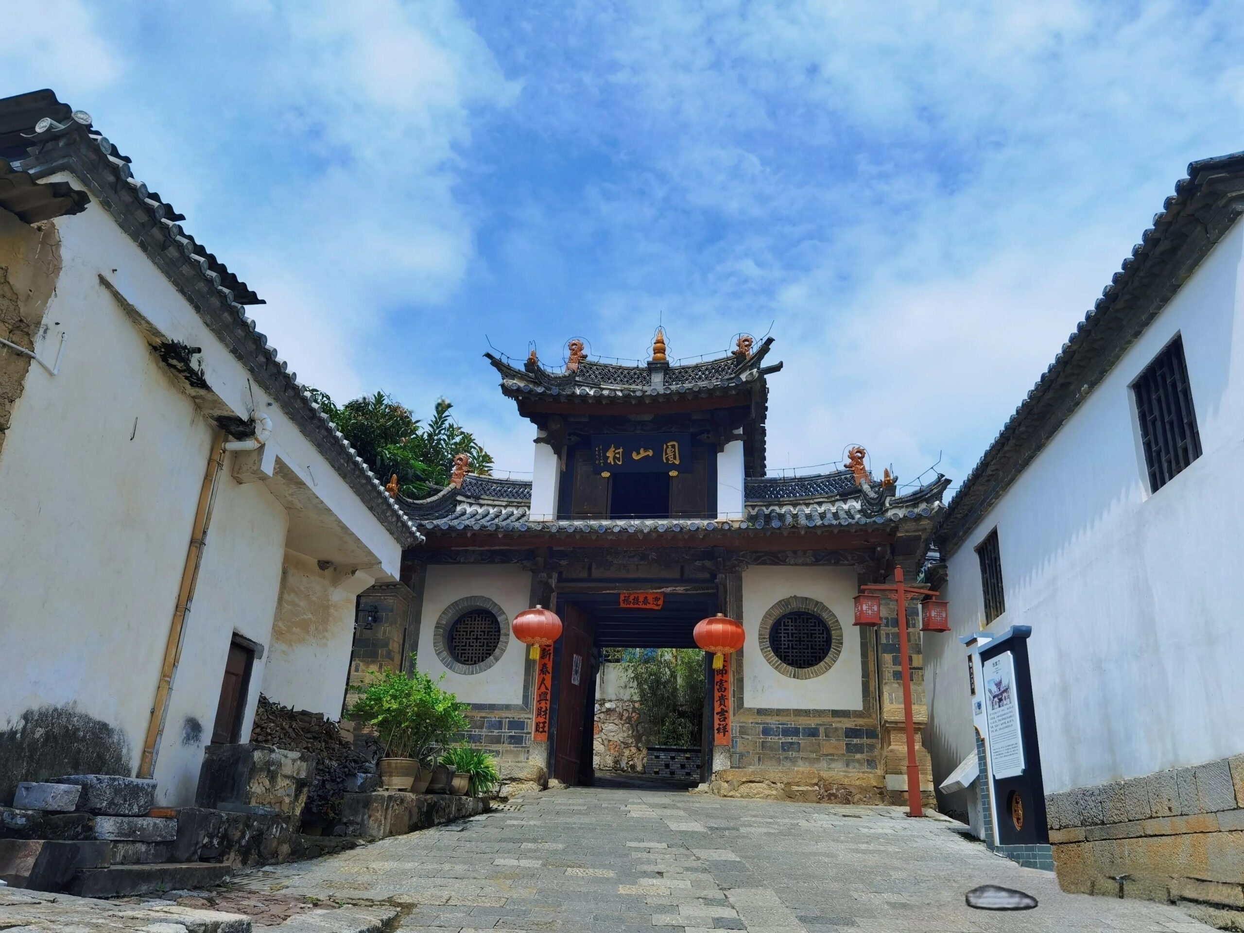 A scenic view of Honghe Zhoujia Zhaiyuan