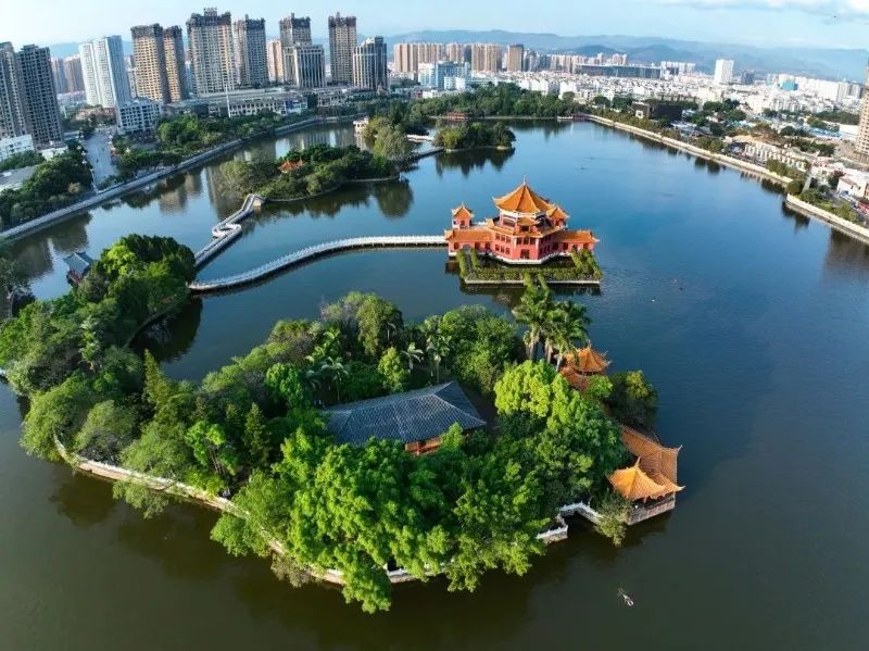A scenic view of Honghe Zhoujia Zhaiyuan