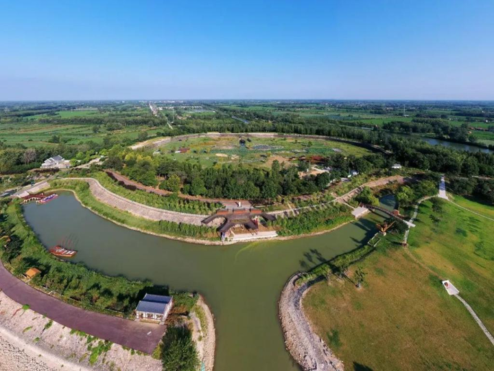 A scenic view of Huaian Hongzehu Dadi