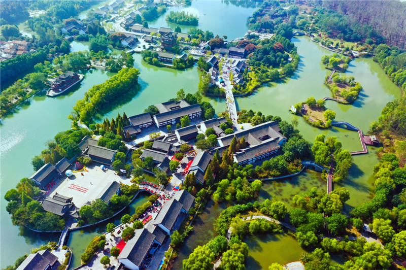 A scenic view of Huaian Hongzehu Dadi