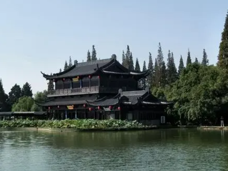 A scenic view of Huaihua Furonglou