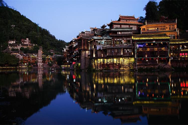 A scenic view of Huaihua Furonglou