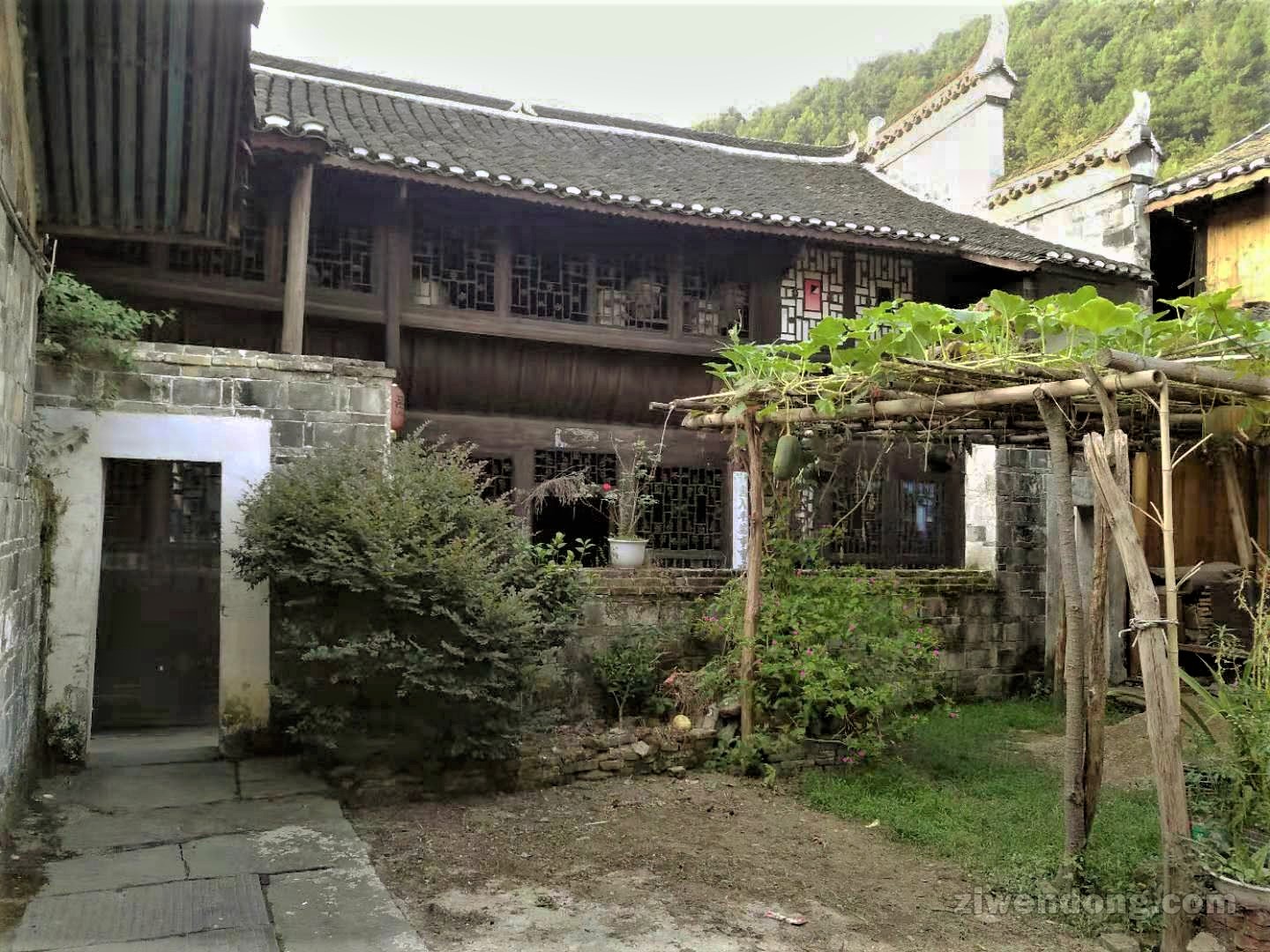 A scenic view of Huaihua Gaoyicun Gujianzhuqun