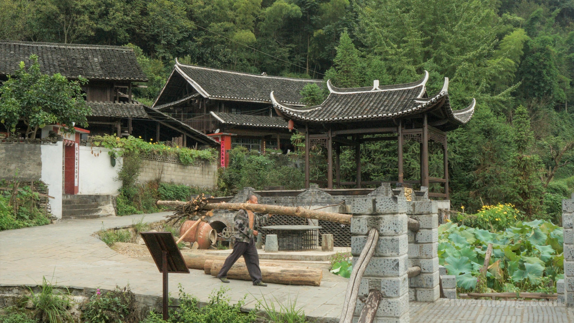 A scenic view of Huaihua Gaoyicun Gujianzhuqun