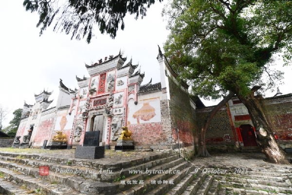A scenic view of Huaihua Jingpingcun Gujianzhuqun