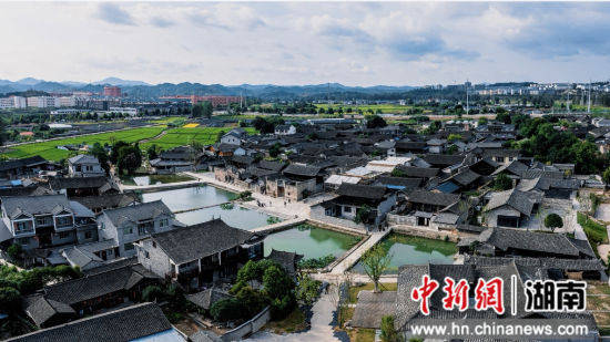 A scenic view of Huaihua Jingpingcun Gujianzhuqun