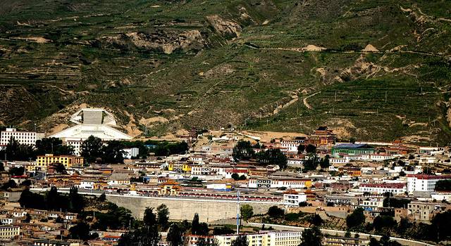 A scenic view of Huangnan Baoan Gutuntian Zhaibao Gujianzhuqun