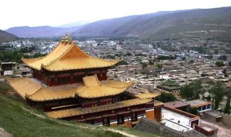 A scenic view of Huangnan Herisi Shijingqiang Ji Herisi Nangla Qianhuyuan