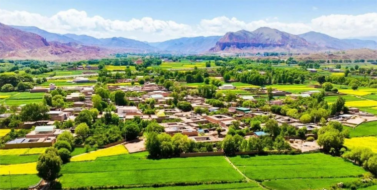 A scenic view of Huangnan Herisi Shijingqiang Ji Herisi Nangla Qianhuyuan