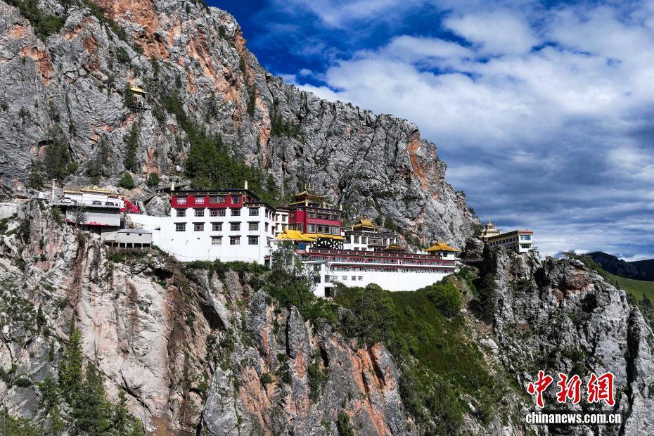 A scenic view of Huangnan Herisi Shijingqiang Ji Herisi Nangla Qianhuyuan