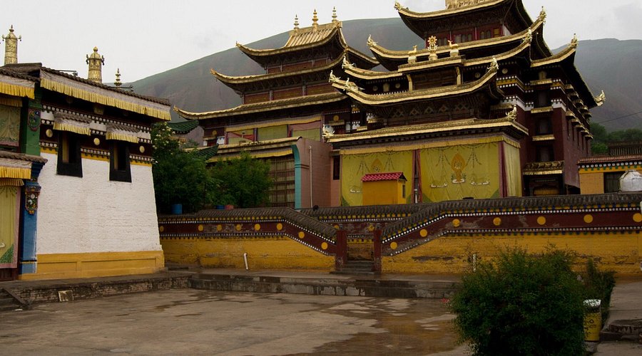 A scenic view of Huangnan Longwusi