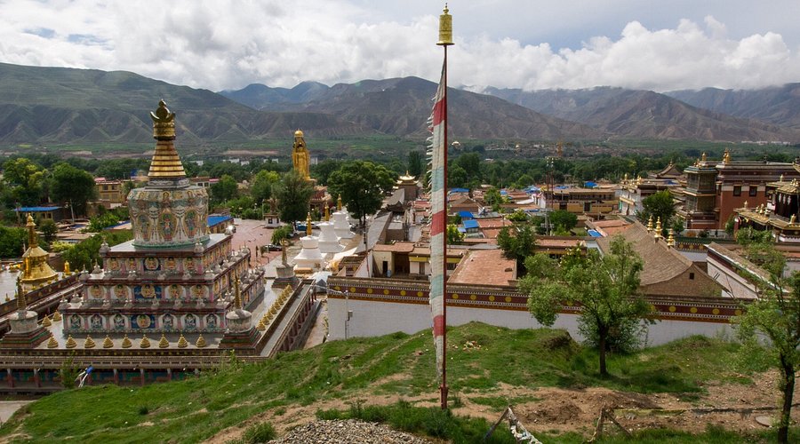 A scenic view of Huangnan Longwusi