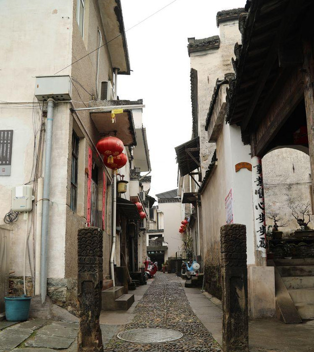 A scenic view of Huangshan Baweizu Zhai