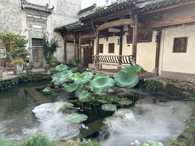 A scenic view of Huangshan Baweizu Zhai