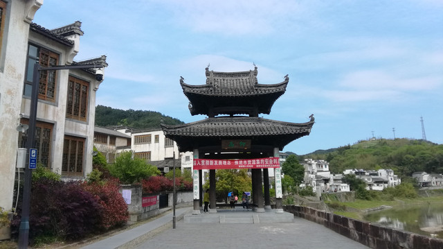 A scenic view of Huangshan Dengshan Gudao Ji Gu Jianzhu