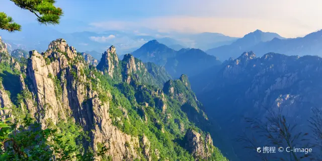 A scenic view of Huangshan Dengshan Gudao Ji Gu Jianzhu