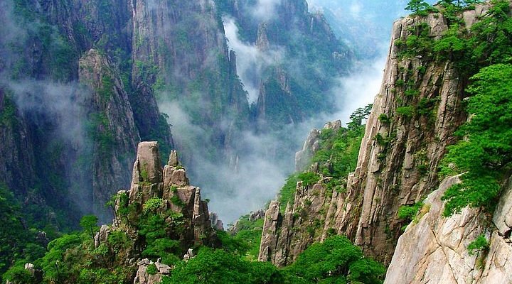 A scenic view of Huangshan Luodong Shuci