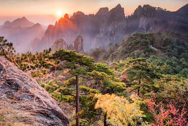 A scenic view of Huangshan Qiyunshan Shike