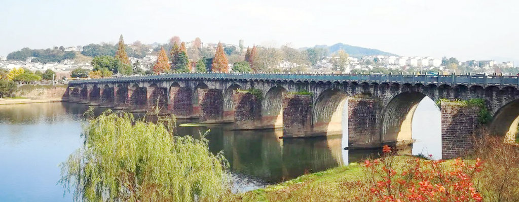 A scenic view of Huangshan Shexian Taipingqiao