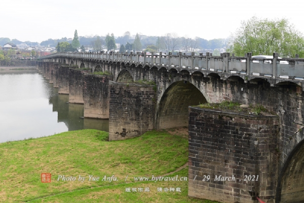 A scenic view of Huangshan Shexian Taipingqiao