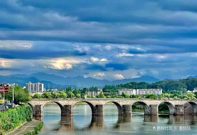 A scenic view of Huangshan Tunxi Zhenhaiqiao