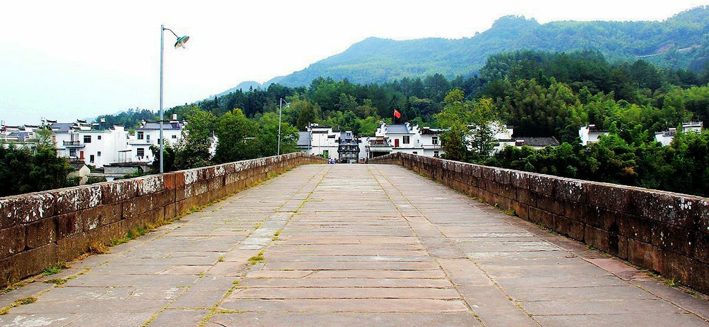 A scenic view of Huangshan Xiuning Dengfengqiao