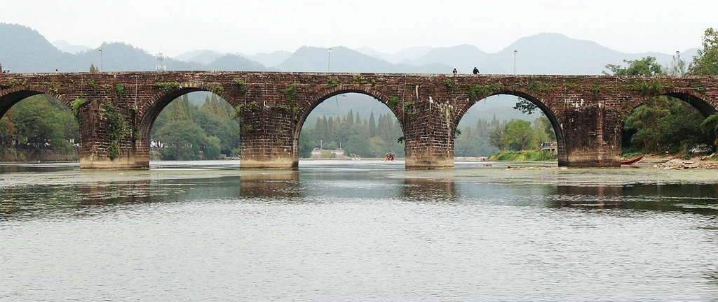 A scenic view of Huangshan Xiuning Dengfengqiao