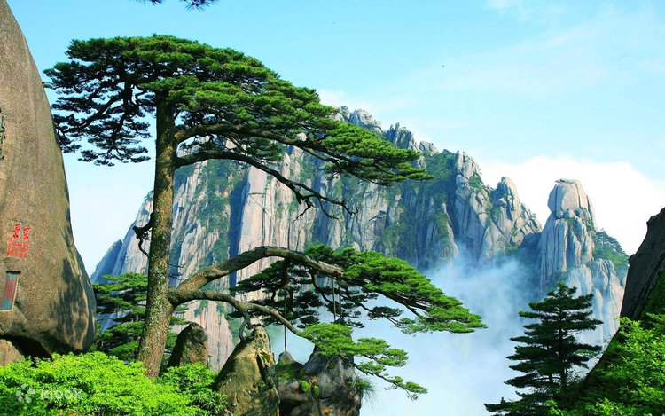 A scenic view of Huangshan Xiuning Tongantang