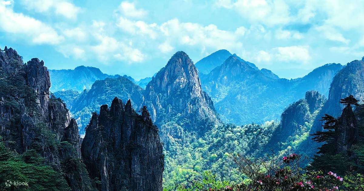 A scenic view of Huangshan Xiuning Tongantang