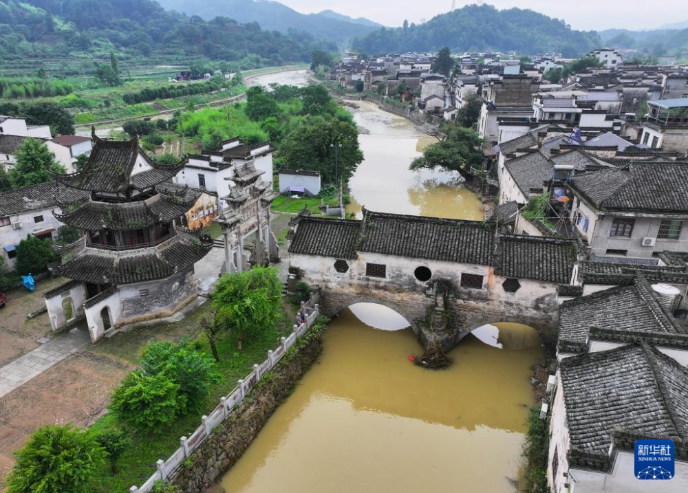 A scenic view of Huangshan Xucun Gu Jianzhuqun