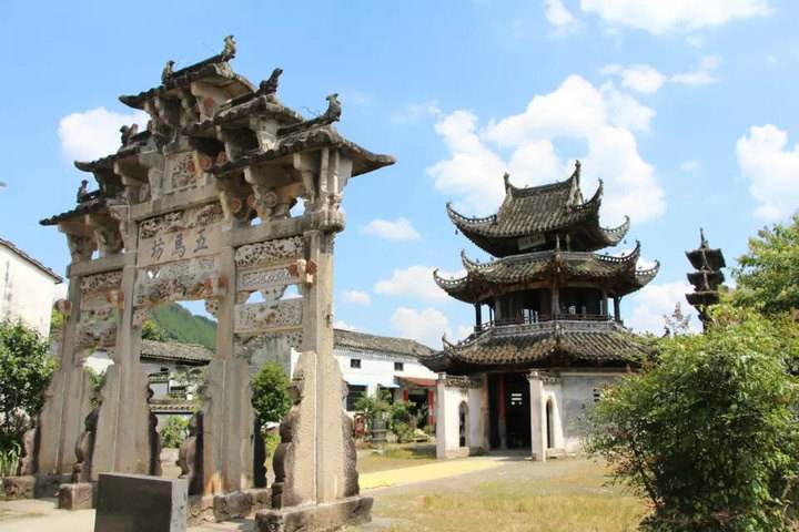 A scenic view of Huangshan Xucun Gu Jianzhuqun