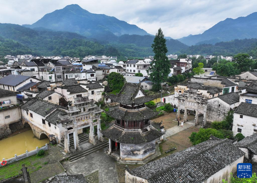 A scenic view of Huangshan Xucun Gu Jianzhuqun