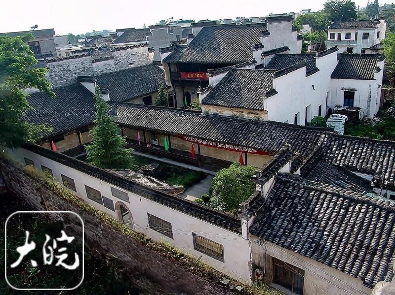 A scenic view of Huangshan Yansi Xinsijun Junbu Jiuzhi