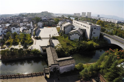 A scenic view of Huangshan Yansi Xinsijun Junbu Jiuzhi