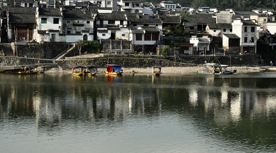 A scenic view of Huangshan Yuliangba