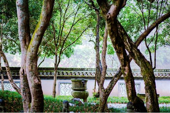 A scenic view of Huangshan Zhushan Shuyuan