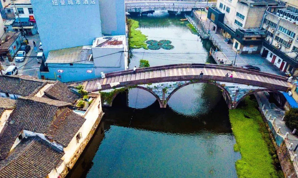 A scenic view of Huzhou Chaoyinqiao