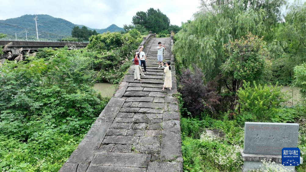 A scenic view of Huzhou Deqing Guqiaoqun